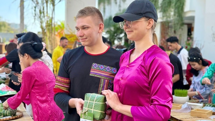 Du khách quốc tế trải nghiệm Tết Việt, gói bánh chưng tại Mũi Né - Ảnh 3.