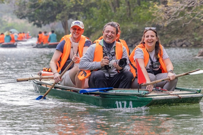 Nhiều điểm du lịch nổi tiếng ở Ninh Bình "nghỉ Tết" - Ảnh 1.