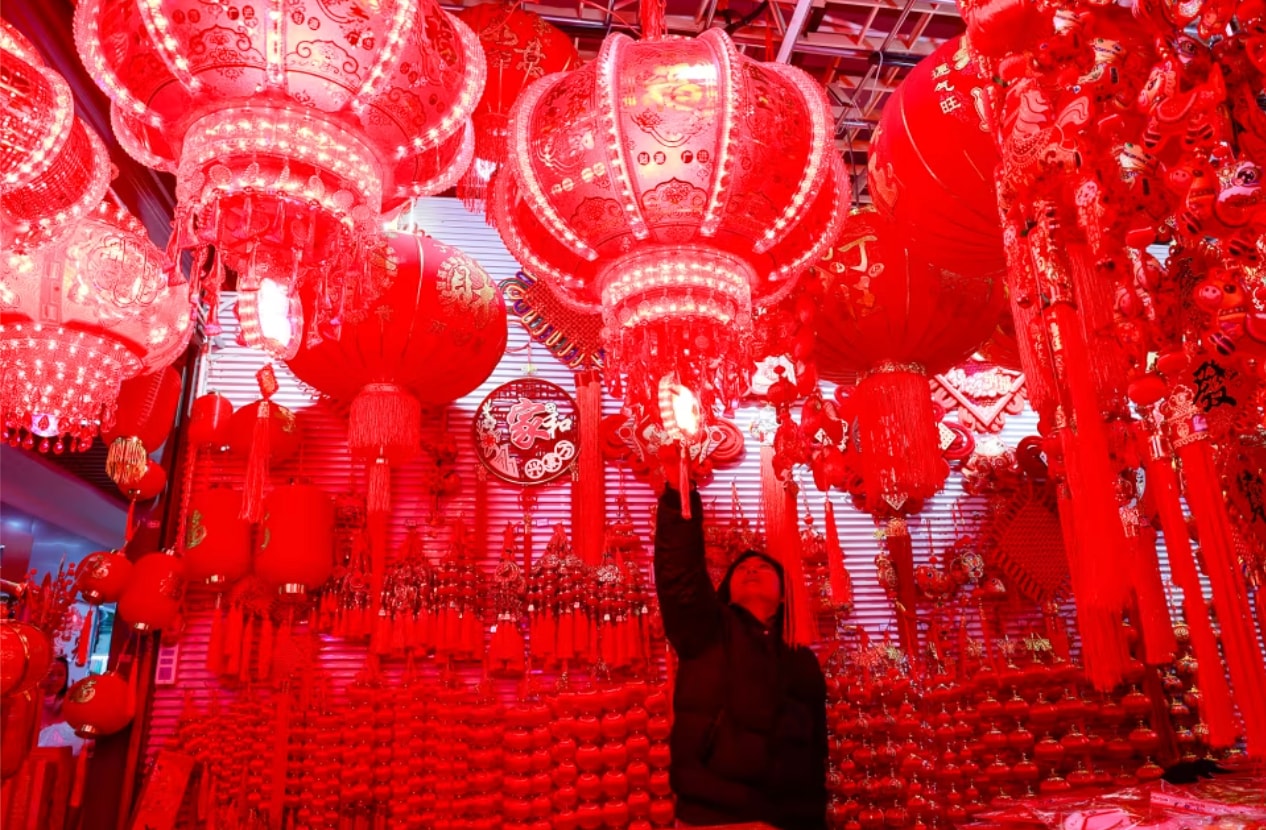 Một khách hàng mua sắm đồ trang trí Tết Nguyên đán tại Kim Hoa, Trung Quốc. (Nguồn: CNN)