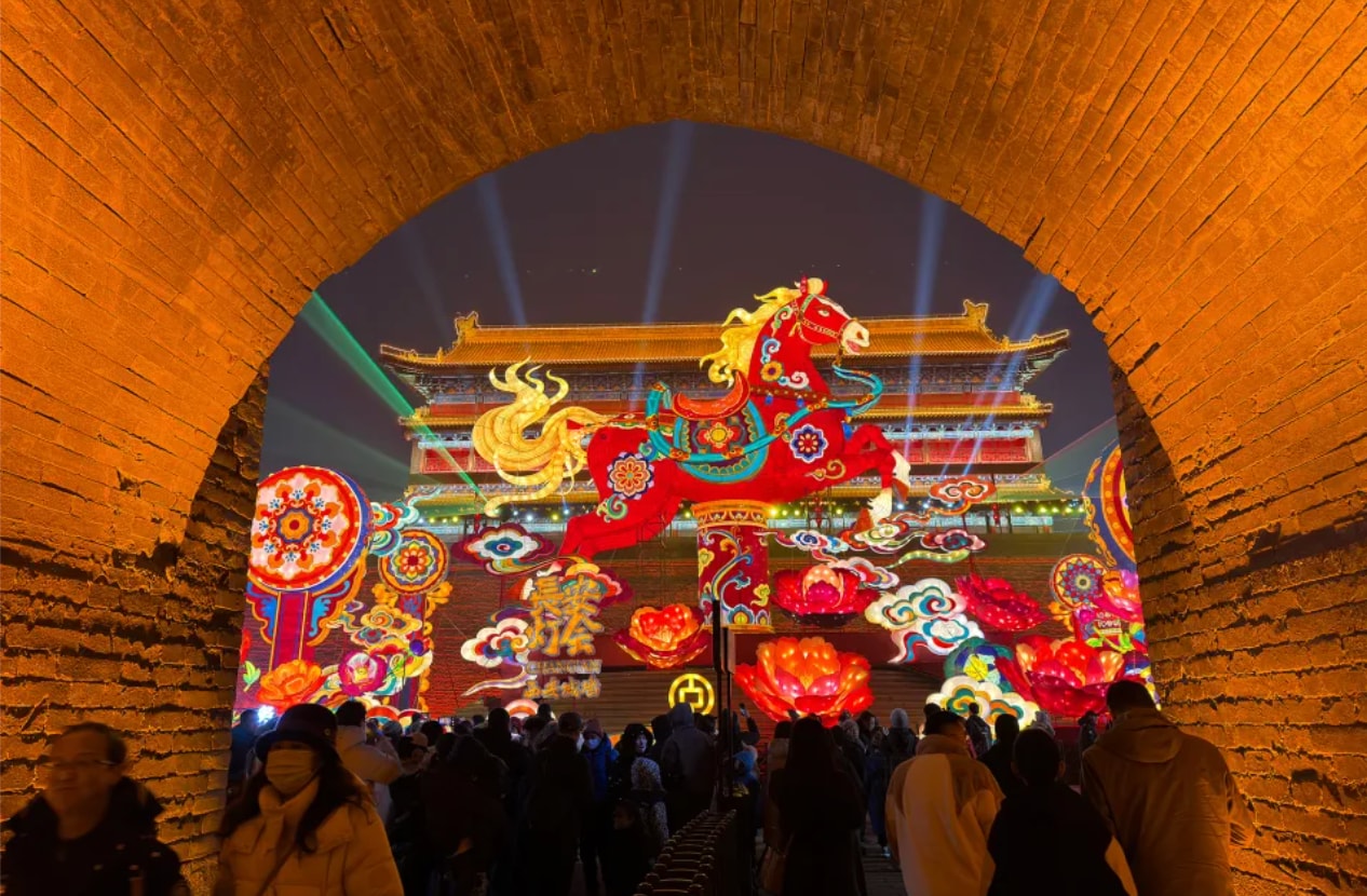 Người dân chiêm ngưỡng những màn trình diễn đầy màu sắc tại Lễ hội đèn lồngh Tây An, Trung Quốc. (Nguồn: CNN)