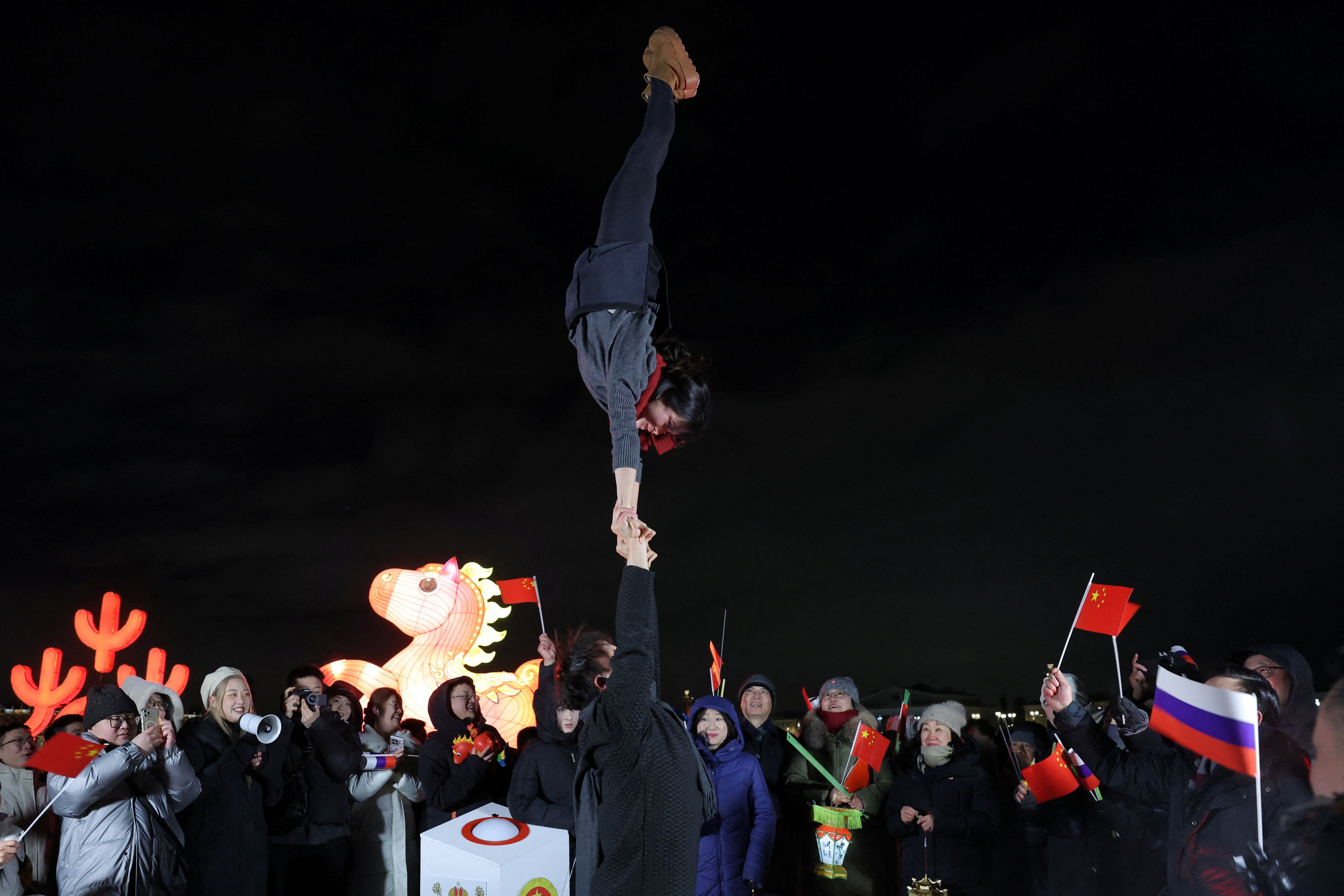 Người dân tham gia lễ hội Tết Nguyên đán tại trung tâm thành phố Saint Petersburg, Nga, ngày 15/2.