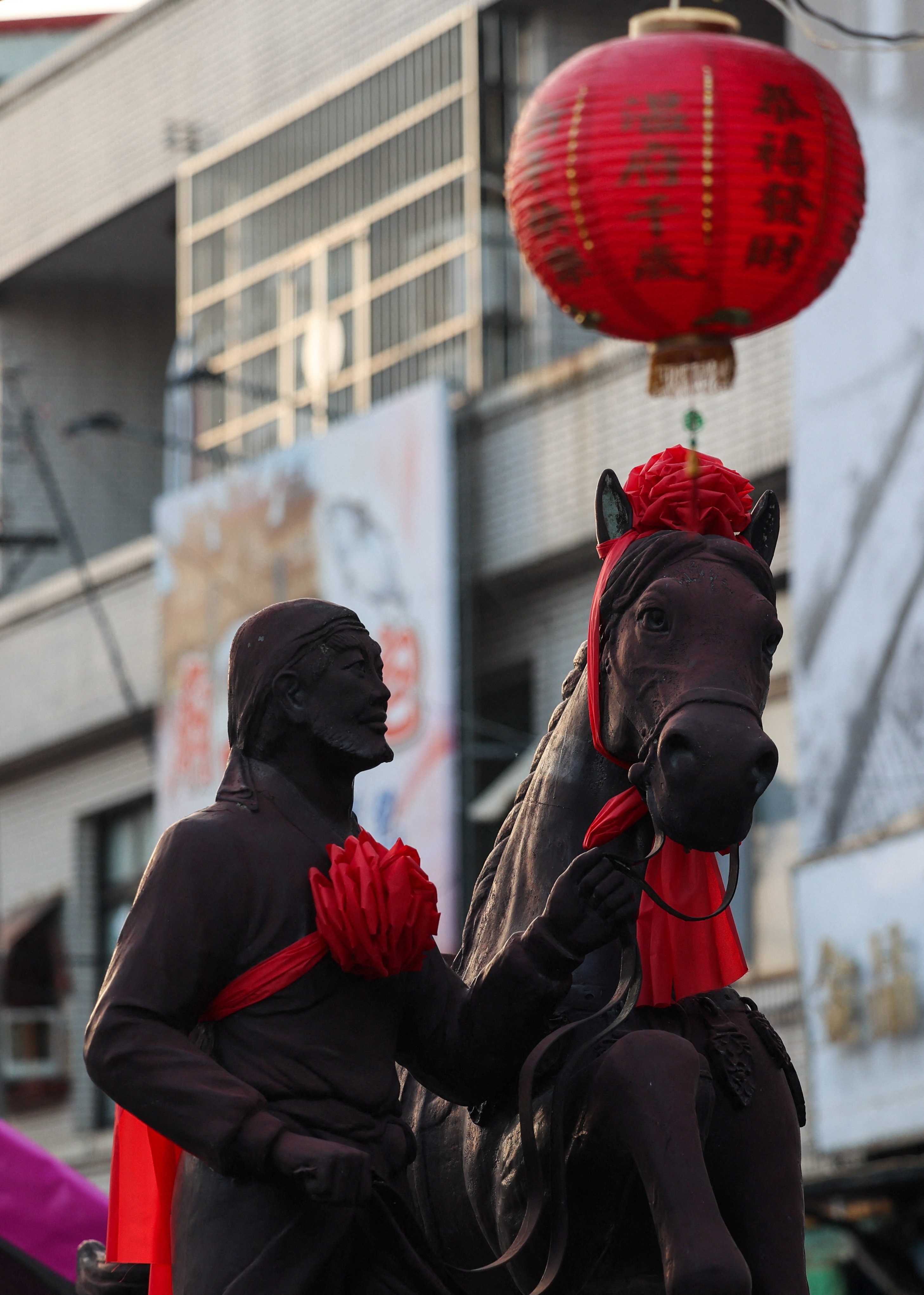 Tượng ngựa được trang trí lộng lẫy tại chùa Đông Long vào đêm giao thừa Tết Nguyên đán Bính Ngọ tại Đông Cương, huyện Bình Đông, Đài Loan, Trung Quốc.