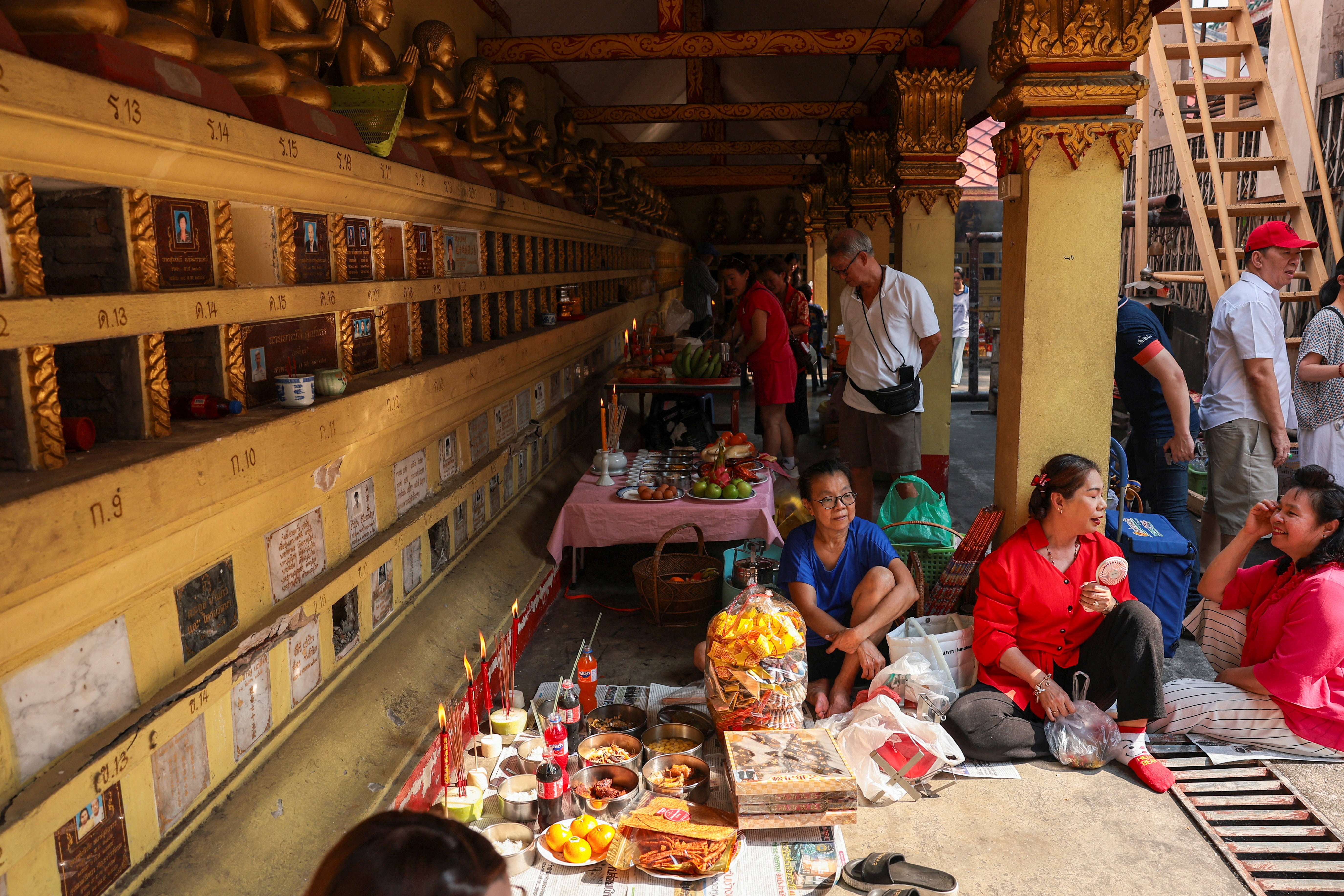 Một gia đình Thái Lan dâng lễ vật và bày tỏ lòng kính trọng đối với tổ tiên tại khu hỏa táng một ngôi chùa ở Bangkok ngày 16/2. (Ảnh: Reuters)