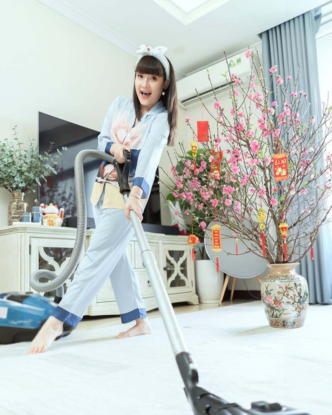 Nghệ sỹ Vân Dung vui vẻ dọn nhà đón năm mới.