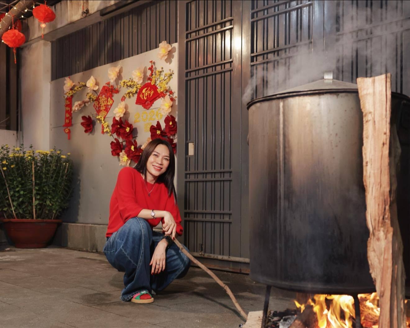 Sao Việt ngày cuối năm: Mỹ Tâm làm bánh tét, MC Thảo Vân tới thăm chồng cũ - 3