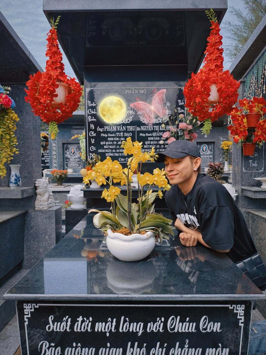 Thăm mộ bố mẹ trong ngày cuối năm, Jun Phạm xúc động viết: 