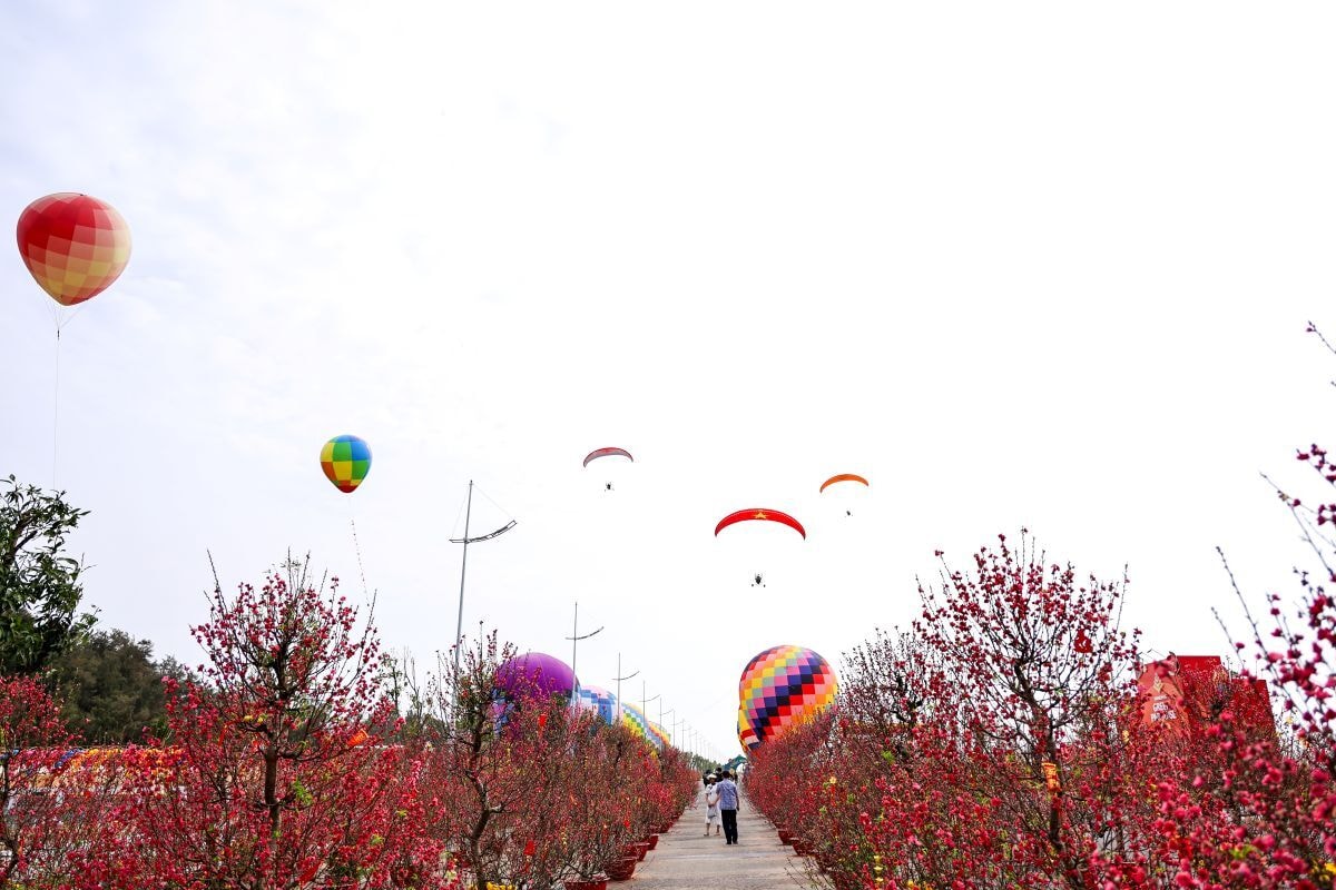 Lễ hội khinh khí cầu và dù lượn lần đầu xuất hiện trong khuôn khổ lễ hội xuân.