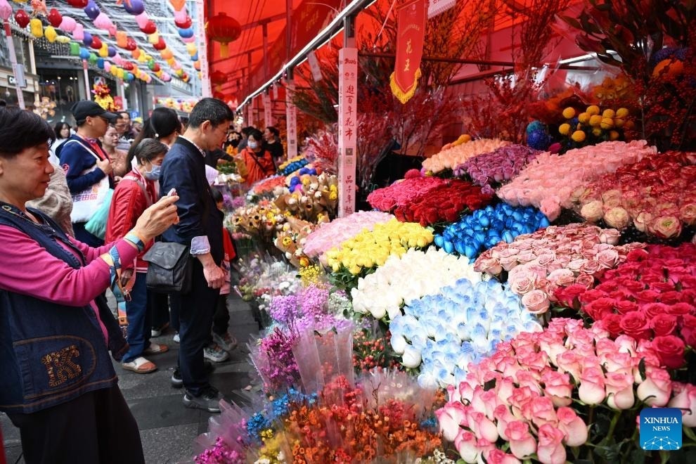 Mọi người mua hoa tại chợ.