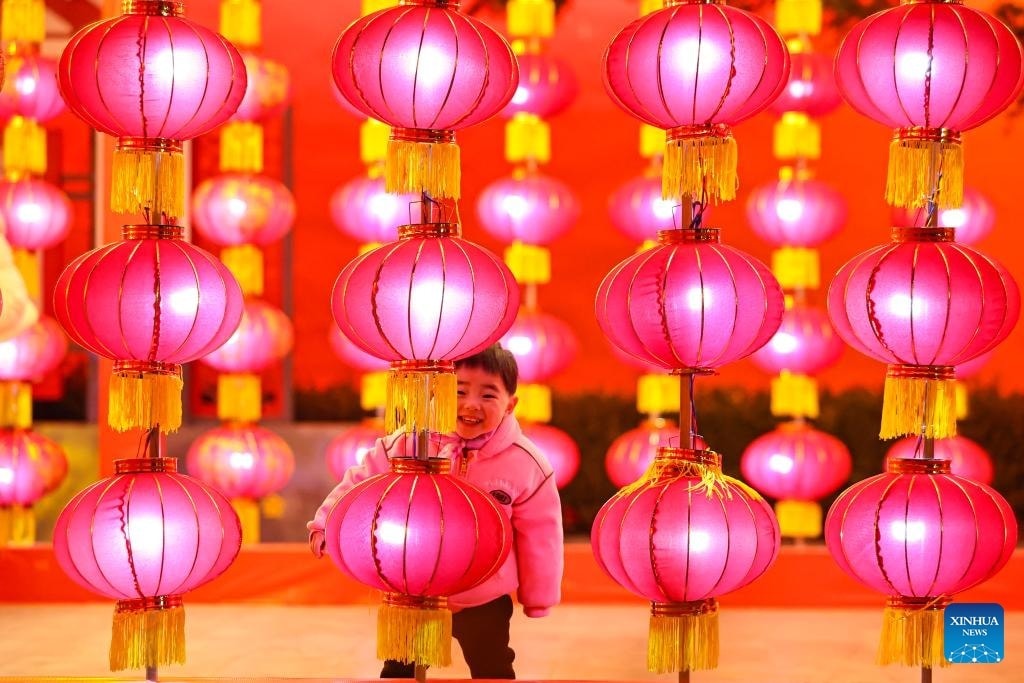 Trẻ em chơi đùa trên quảng trường ở huyện Kinh Ninh, tỉnh Cam Túc, vùng tây bắc Trung Quốc.