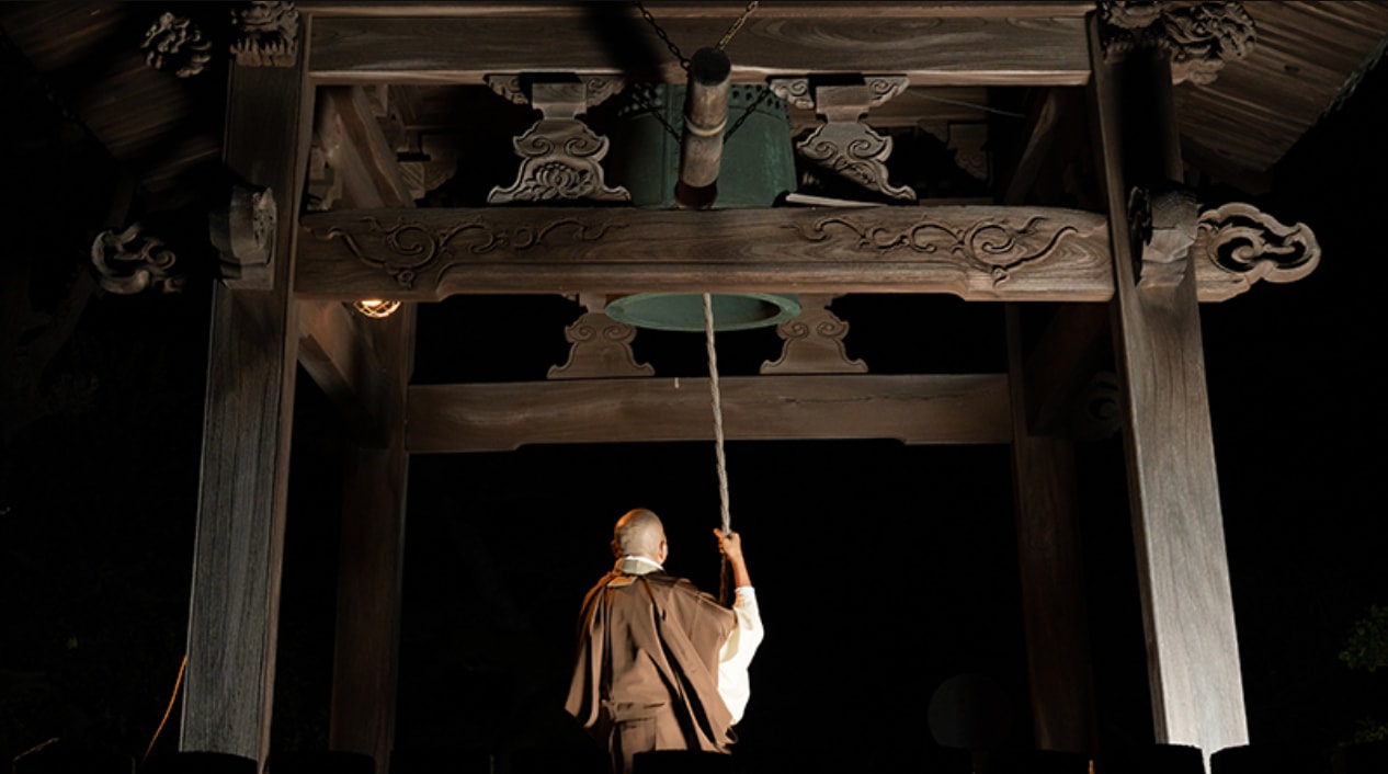 Một nhà sư ở Kyoto, Nhật Bản đánh chuông chùa 108 lần vào đêm giao thừa. (Nguồn: National Bell Festival)
