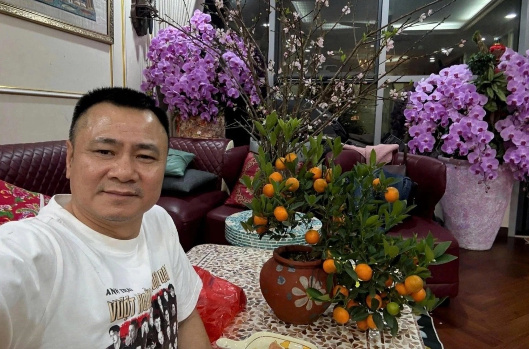 NSND Tự Long trang hoàng nhà cửa với hoa đào, hoa lan, quất vàng. Anh chia sẻ bài thơ ngắn: “Việc nhà đã xong, Tết đã về nhà/ Khép lại một năm đầy ý nghĩa/ Táo Quân đã lên báo cáo/ Bính Ngọ mã đáo thành công”.