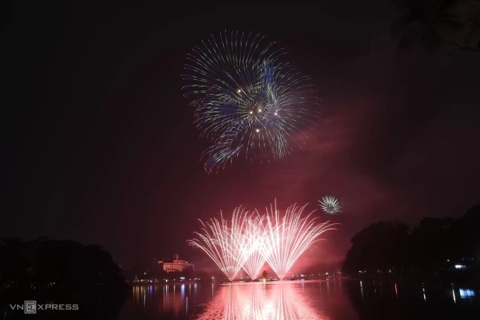 Pháo hoa ở hồ Hoàn Kiếm hồi đầu năm 2026. Ảnh: VNE