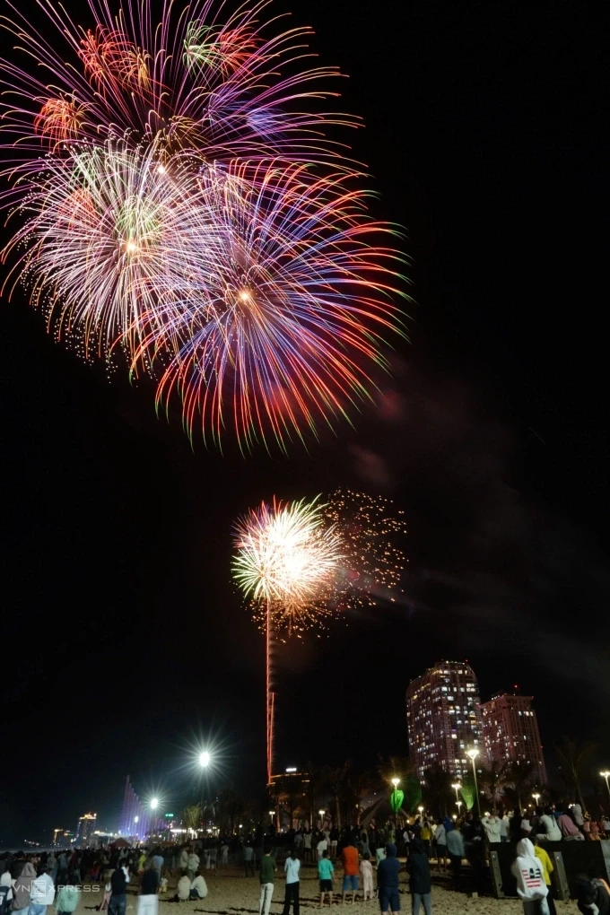 Người dân phường Vũng Tàu ngắm pháo hoa ở tháp Tam Thắng. Ảnh: Trường Hà