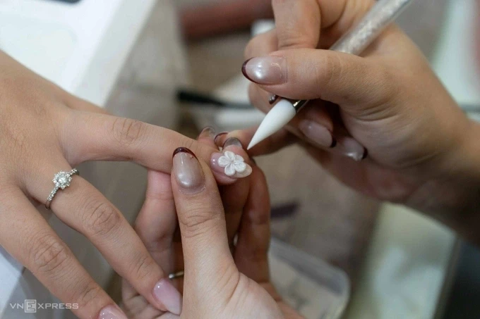 Khách làm nail tại một cửa hàng ở Nguyễn Trãi, Hà Nội hôm 11/2. Ảnh: Hoàng Giang