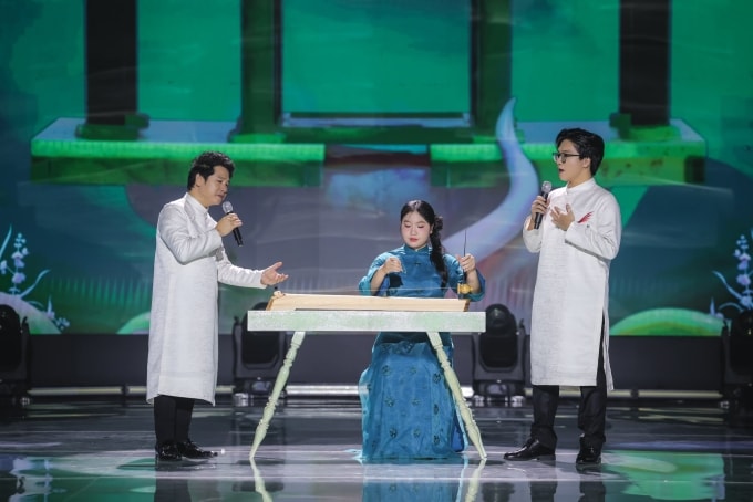 Trọng Tấn và con trai diện áo dài trắng thêu họa tiết đồng điệu. Ảnh: Fanpage nghệ sĩ