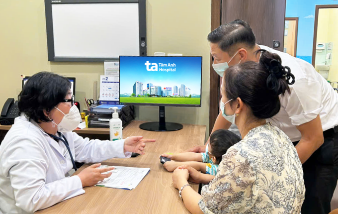 Bác sĩ Huệ tư vấn bố mẹ các biện pháp phòng bệnh hô hấp cho trẻ. Ảnh: Phòng khám Đa khoa Tâm Anh Quận 7