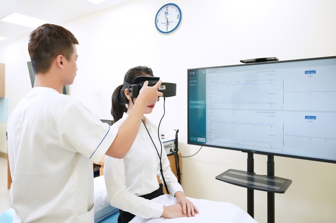 Kỹ thuật viên kiểm tra rối loạn tiền đình cho người đến khám. Ảnh minh họa: Bệnh viện Đa khoa Tâm Anh
