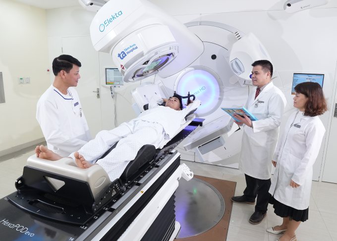 Nhân viên y tế chuẩn bị tư thế cho người bệnh xạ trị giảm nhẹ. Ảnh: Bệnh viện Đa khoa Tâm Anh