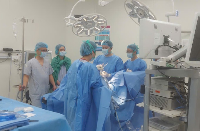 Kíp mổ xuyên đêm cấp cứu cho bệnh nhân. Ảnh: Bác sĩ cung cấp