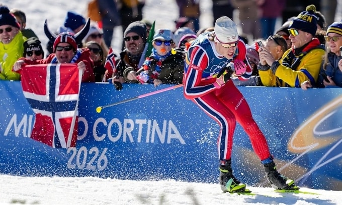 Klaebo ở phần thi tiếp sức 4x7,5km trượt tuyết băng đồng nam, tại sân trượt tuyết băng đồng Tesero, tỉnh Trentino, Italy, Olympic mùa Đông ngày 15/2/2026. Ảnh: AP