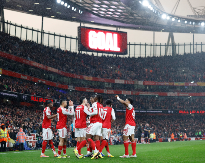 Các cầu thủ Arsenal mừng bàn trong trận thắng Wigan 4-0 ở vòng bốn Cup FA trên sân Emirates, London, Anh ngày 15/2/2026. Ảnh: Reuters