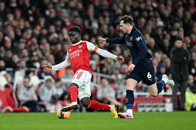 Bukayo Saka (trái) đi bóng trong trận. Ảnh: Arsenal FC