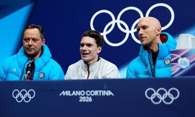 Richaud (phải) bên cạnh VĐV Mỹ Maxim Naumov. Ảnh: AP