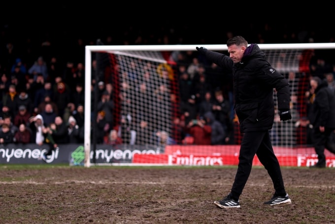 HLV Rob Edwards bước vào sân sau trận Wolves thắng Grimsby Town 1-0 ở vòng bốn Cup FA ngày 15/2/2026. Ảnh: Premier League