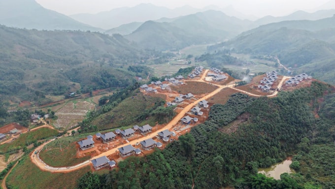 Làng Nủ mới nằm trên một quả đổi với tầm nhìn mở. Ảnh: Phạm Chiểu