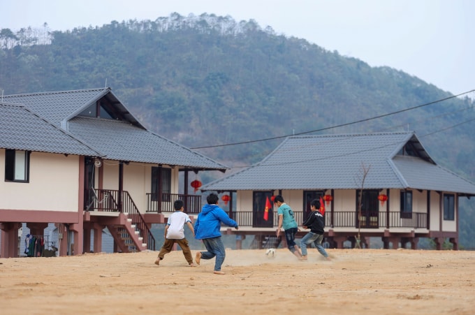 Các ngôi nhà ở Làng Nủ được sử dụng vật liệu đơn giản, dễ dàng bảo trì, thay thế. Ảnh: Phạm Chiểu
