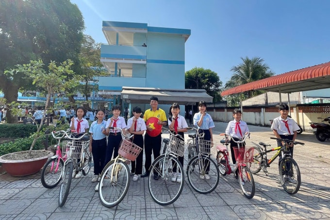 Anh Dũng tặng xe đạp cho học sinh ở trường tại TP Vũng Tàu cũ. Ảnh: Nhân vật cung cấp