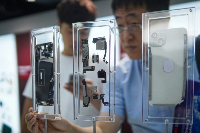 Linh kiện một chiếc điện thoại được trưng bày tại một trung tâm ở Hà Nội. Ảnh: Lưu Quý