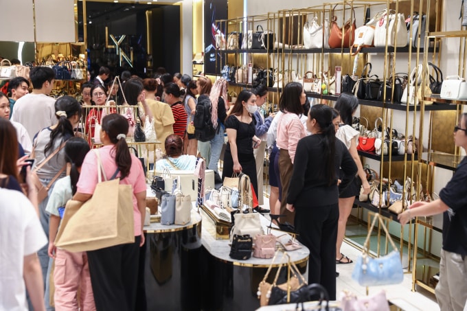 Người dân mua sắm tại một trung tâm thương mại ở TP HCM. Ành: Như Quỳnh