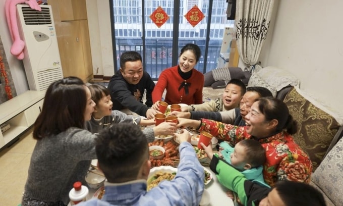 Một gia đình quây quần trong bữa cơm tất niên tại huyện Chính An, thành phố Tuân Nghĩa, tỉnh Quý Châu, tây nam Trung Quốc, hồi năm 2024. Ảnh: Xinhua