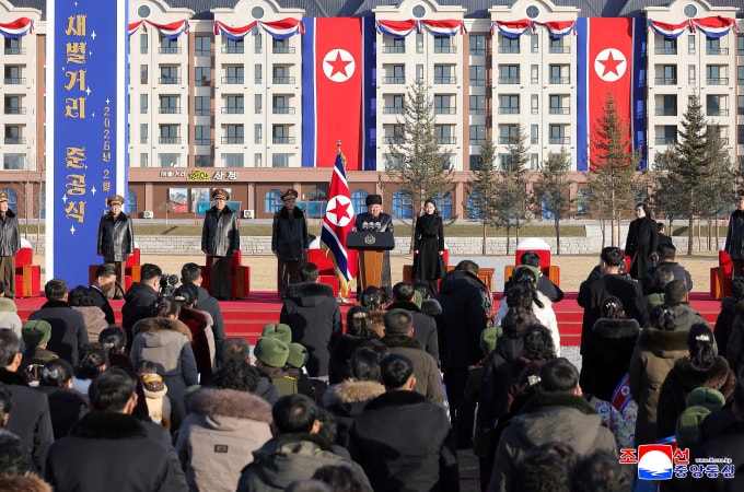 Ông Kim Jong-un và con gái Kim Ju-ae (đứng bên trái ông Kim) trên sân khấu lễ khánh thành. Ảnh: KCNA