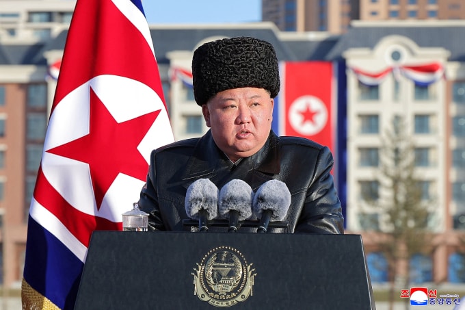 Lãnh đạo Triều Tiên Kim Jong-un tại lễ khánh thành khu nhà mới ở Bình Nhưỡng, trong hình ảnh được công bố ngày 16/2. Ảnh: KCNA