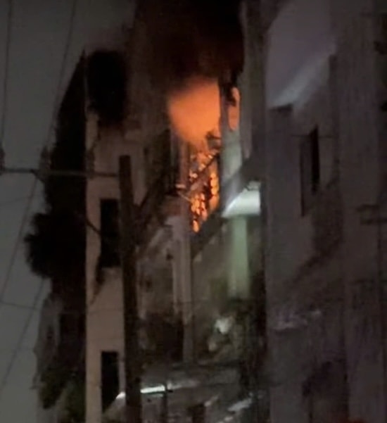 Căn hộ cháy nằm trong khu nhà cao tầng liền kề. Ảnh: Hương Giang