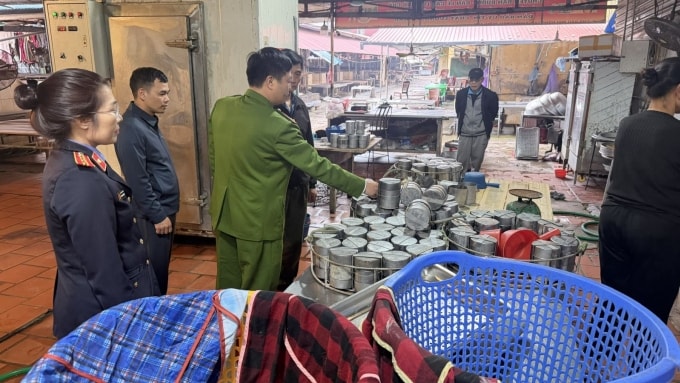 Lực lượng chức năng kiểm tra cơ sở của mẹ con bà Huyền. Ảnh: Công an cung cấp