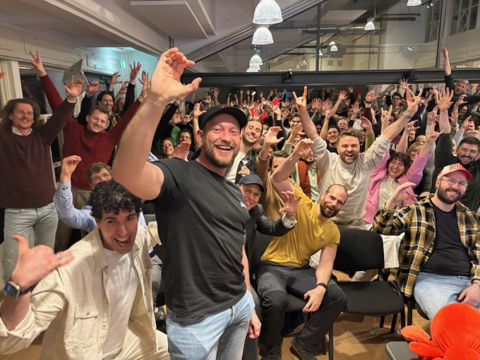 Peter Steinberger (áo đen) trong bức ảnh ông đăng trên blog, thông báo về việc gia nhập OpenAI. Ảnh: Peter Steinberger