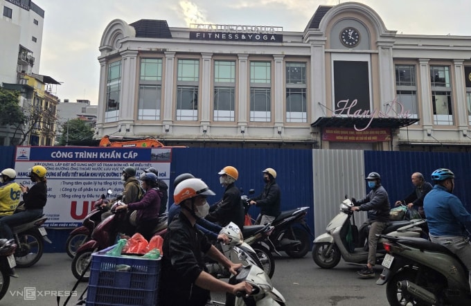 Rào chắn khu vực chợ Hàng Da để làm bể ngầm chống ngập. Ảnh: Võ Hải