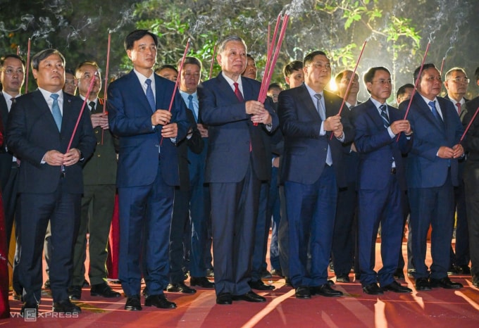 Tổng Bí thư Tô Lâm cùng các đại biểu dâng hương tại tượng đài vua Lý Thái Tổ. Ảnh: Giang Huy