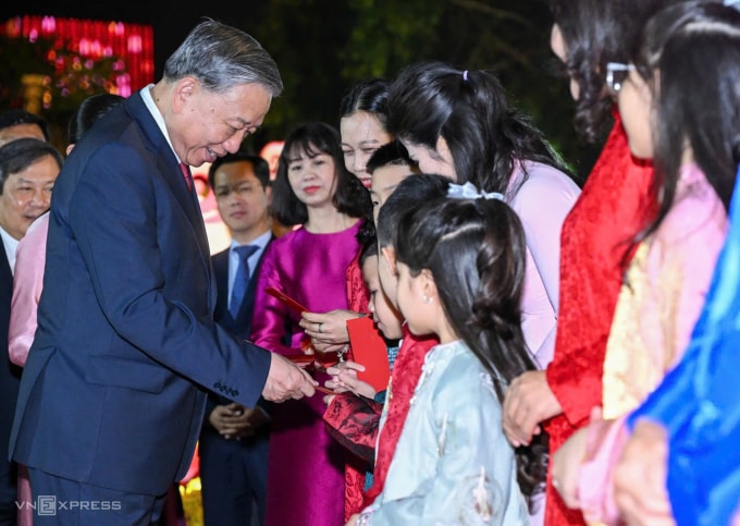 Tổng Bí thư Tô Lâm mừng tuổi các cháu nhỏ. Ảnh: Giang Huy