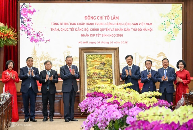 Bí thư Thành ủy Hà Nội Nguyễn Duy Ngọc thay mặt Đảng bộ, chính quyền và nhân dân Thủ đô tặng Tổng Bí thư Tô Lâm bức tranh. Ảnh: Giang Huy