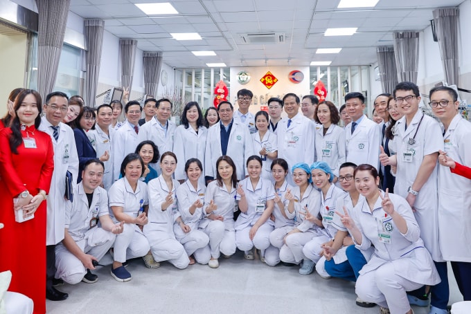 Thủ tướng Phạm Minh Chính cùng cán bộ, nhân viên y tế Bệnh viện Việt Đức. Ảnh: Nhật Bắc