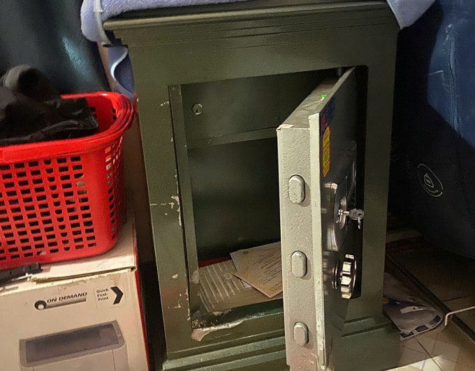 Két sắt bị cạy phá. Ảnh: Công an cung cấp