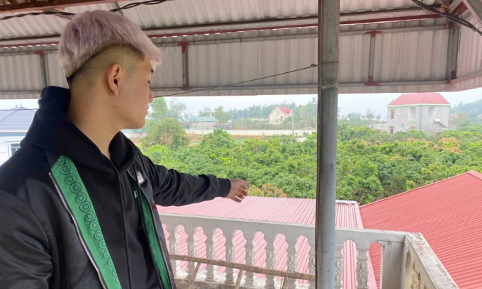 Diệp Văn Mạnh thực nghiệm lại đường đột nhập vào nhà. Ảnh: Công an cung cấp