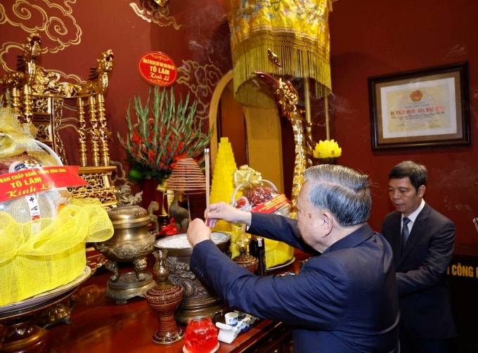 Tổng Bí thư Tô Lâm dâng hương tưởng nhớ, tri ân các bậc tiền nhân có công với đất nước tại Khu Di tích Hoàng Thành Thăng Long, Hà Nội  ẢNH: TTXVN
