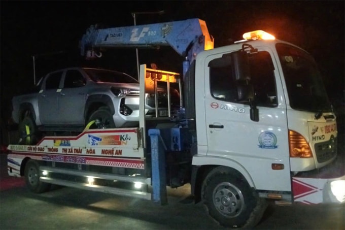 Cảnh sát lập biên bản, niêm phong ôtô bán tải do tài xế điều khiển, chở về nơi tạm giữ. Ảnh: Công an cung cấp