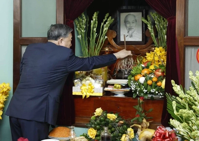 Tổng Bí thư Tô Lâm dâng hương tưởng niệm Chủ tịch Hồ Chí Minh tại Nhà 67 trong Khu di tích Chủ tịch Hồ Chí Minh tại Phủ Chủ tịch. Ảnh: TTXVN
