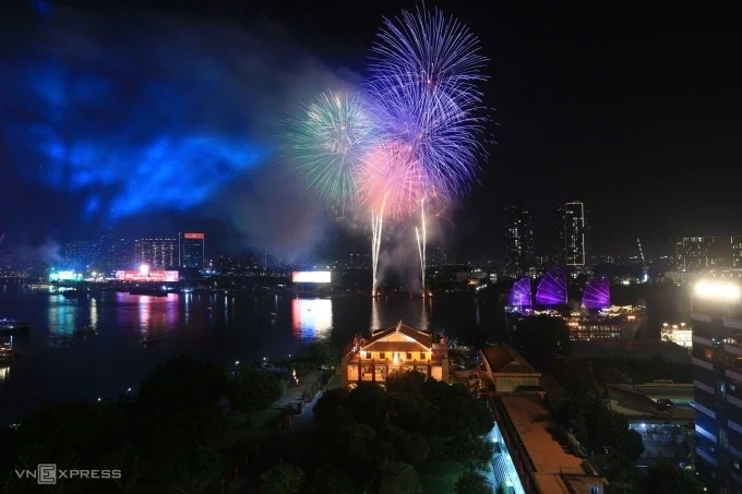 Pháo hoa rực sáng trên sông Sài Gòn, đoạn qua trung tâm TP HCM mừng năm mới 2026. Ảnh: Quỳnh Trần